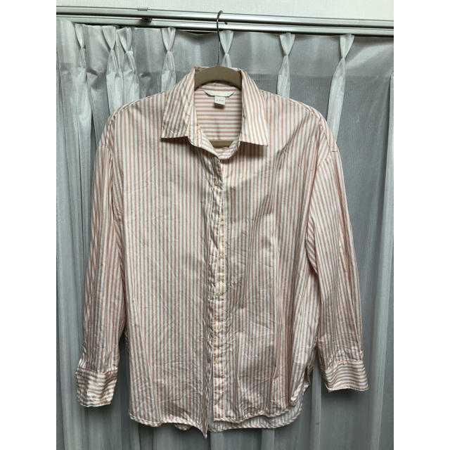 H&M(エイチアンドエム)のピンクのストライプシャツ レディースのトップス(シャツ/ブラウス(長袖/七分))の商品写真