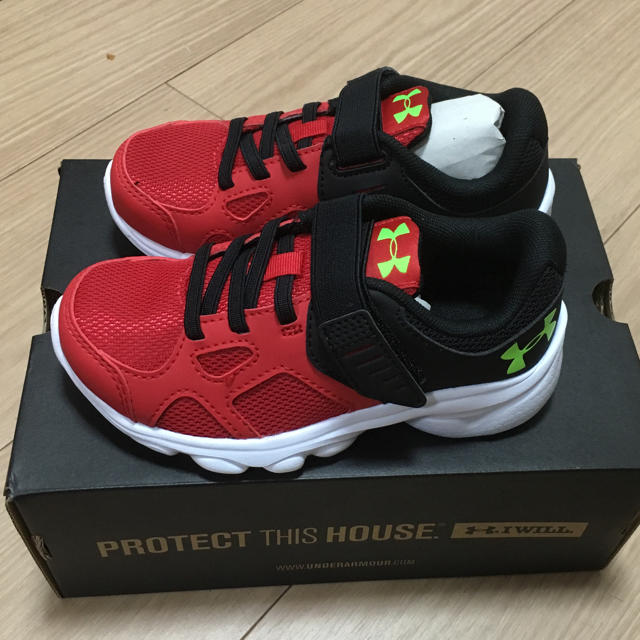 UNDER ARMOUR(アンダーアーマー)のアンダーアーマー　キッズ　子供 靴 17.0cm 新品・送料込み お得 キッズ/ベビー/マタニティのキッズ靴/シューズ(15cm~)(スニーカー)の商品写真