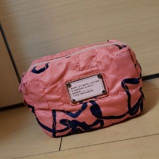 マークバイマークジェイコブス(MARC BY MARC JACOBS)のMARC BY MARC JACOBS ナイロンポーチ りぼん柄(ポーチ)