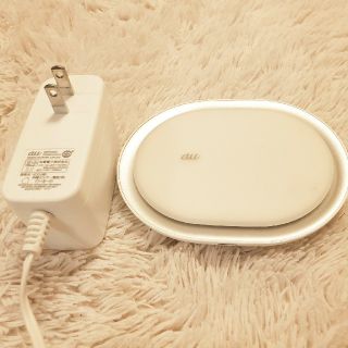 エーユー(au)のお値下♪ au 急速ワイヤレス充電パッド 15w(バッテリー/充電器)