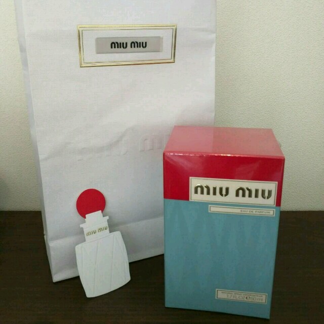 miumiu(ミュウミュウ)のミュウミュウ　オードパルファム　50ml コスメ/美容の香水(香水(女性用))の商品写真