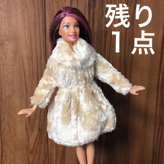 バービー(Barbie)のバービーサイズ ベージュのコート ジェニー ブライス リカちゃん ワンピース冬服(キャラクターグッズ)