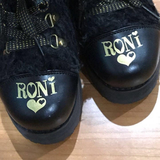 RONI(ロニィ)のRONI ボア ブーツ 17cm 黒ブラック ゴールドロゴ キッズ/ベビー/マタニティのキッズ靴/シューズ(15cm~)(ブーツ)の商品写真