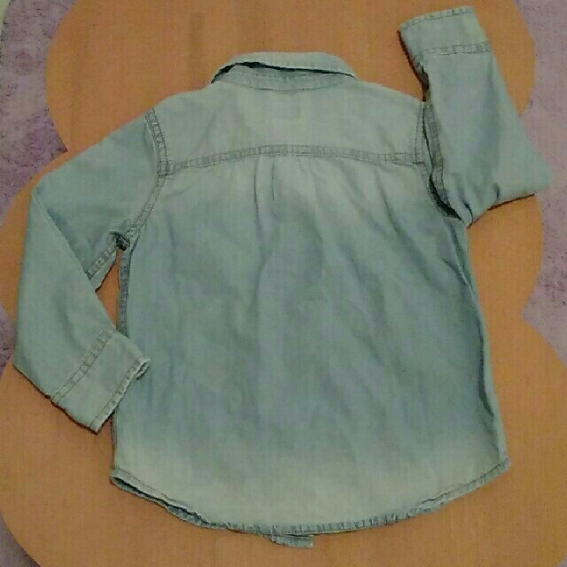 babyGAP(ベビーギャップ)のBaby Gap 100 デニムシャツ キッズ/ベビー/マタニティのキッズ服男の子用(90cm~)(Tシャツ/カットソー)の商品写真