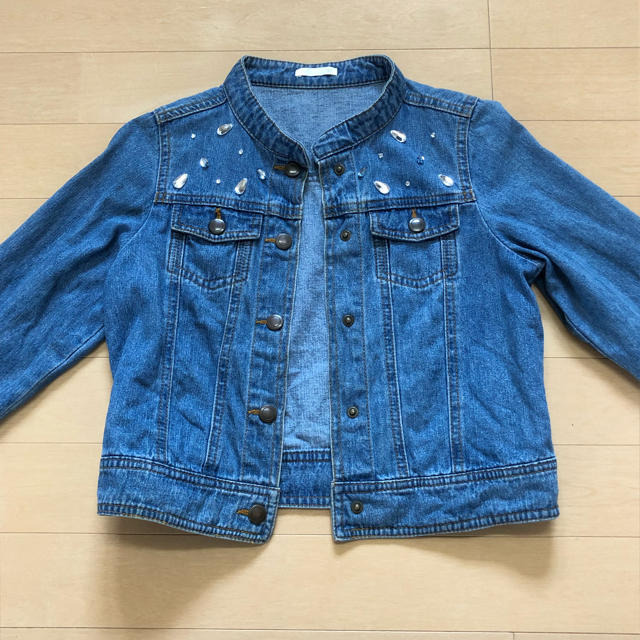 GU(ジーユー)のGUビジュー付きデニムジャケット130 キッズ/ベビー/マタニティのキッズ服女の子用(90cm~)(ジャケット/上着)の商品写真