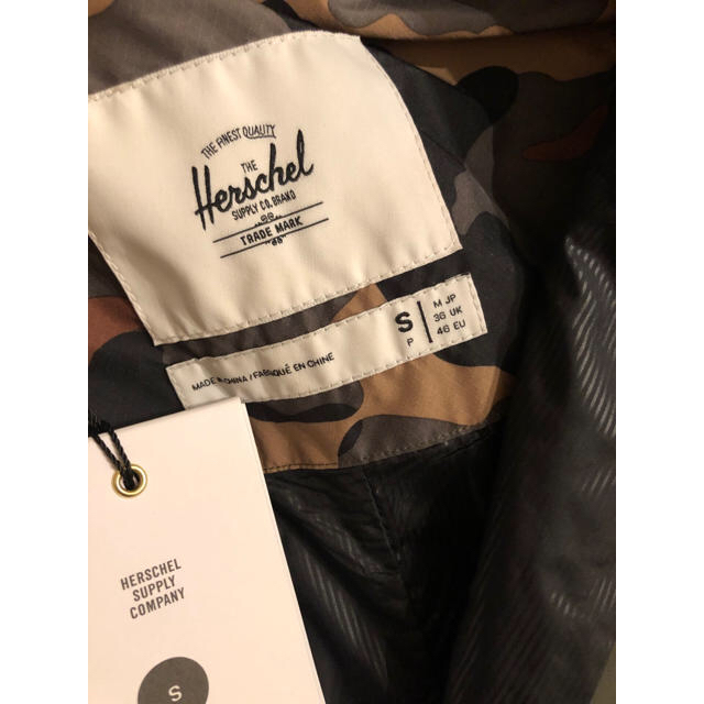 HERSCHEL(ハーシェル)のコラボ商品 ハーシェル×バスキア ステンカラーコート Sサイズ 新品 メンズのジャケット/アウター(ステンカラーコート)の商品写真