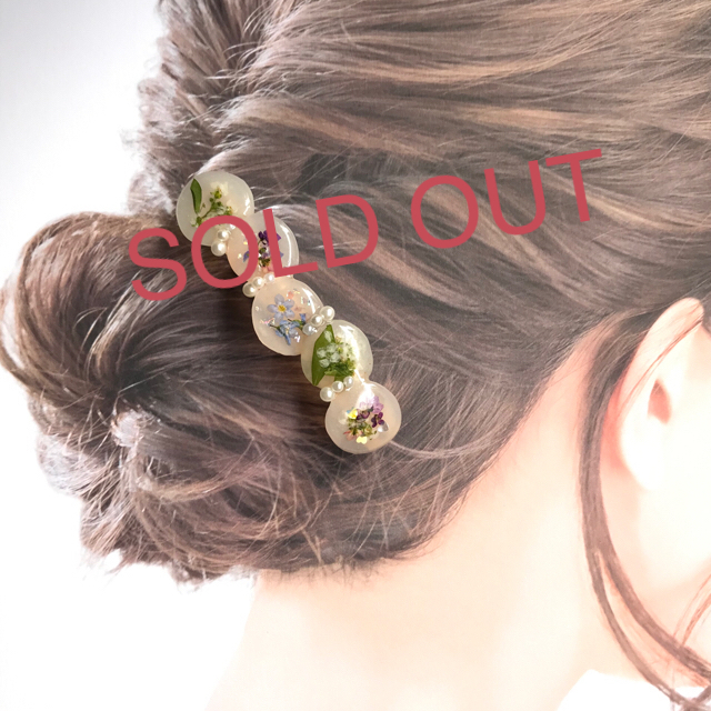 小花とパールのバレッタ ハンドメイドのアクセサリー(ヘアアクセサリー)の商品写真