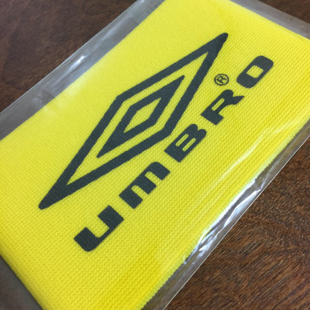 UMBRO(アンブロ)のUMBRO キャプテンマーク（イエロー）×２個 スポーツ/アウトドアのサッカー/フットサル(ウェア)の商品写真