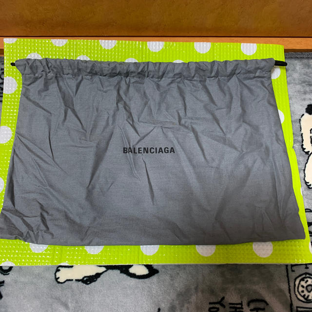 Balenciaga(バレンシアガ)のバレンシアガ　巾着　グレー　新品未使用 レディースのファッション小物(ポーチ)の商品写真