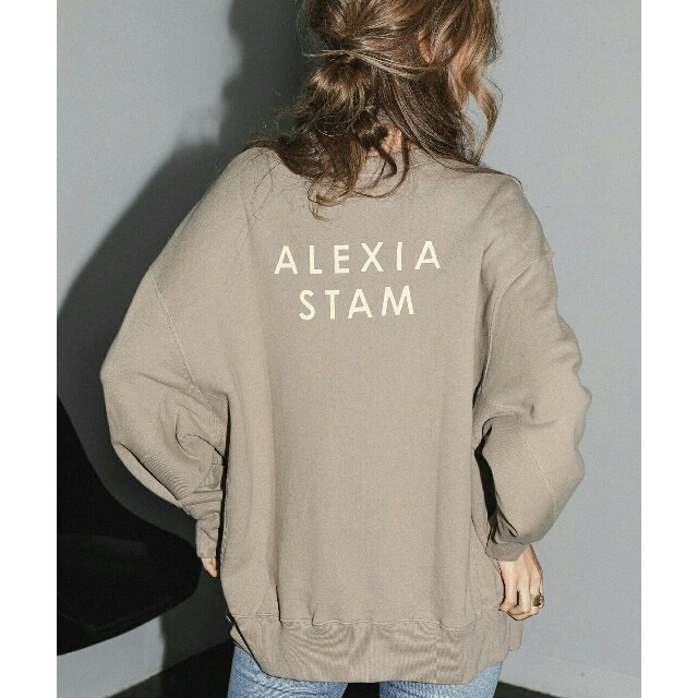 ALEXIA STAM(アリシアスタン)の【新品】ALEXIASTAM バックセパレートロゴスウェット ベージュトレーナー レディースのトップス(トレーナー/スウェット)の商品写真