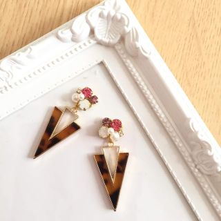 べっ甲チャーム ビジューピアス(ピアス)