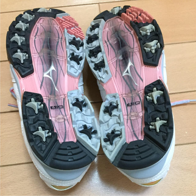 MIZUNO(ミズノ)の美品！ミズノゴルフシューズ　22.5センチ スポーツ/アウトドアのゴルフ(シューズ)の商品写真