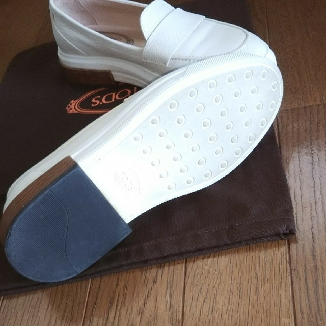 TOD'S(トッズ)の白のトッズのお靴 レディースの靴/シューズ(ローファー/革靴)の商品写真