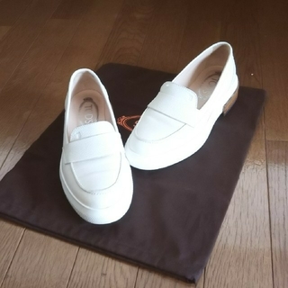 トッズ(TOD'S)の白のトッズのお靴(ローファー/革靴)