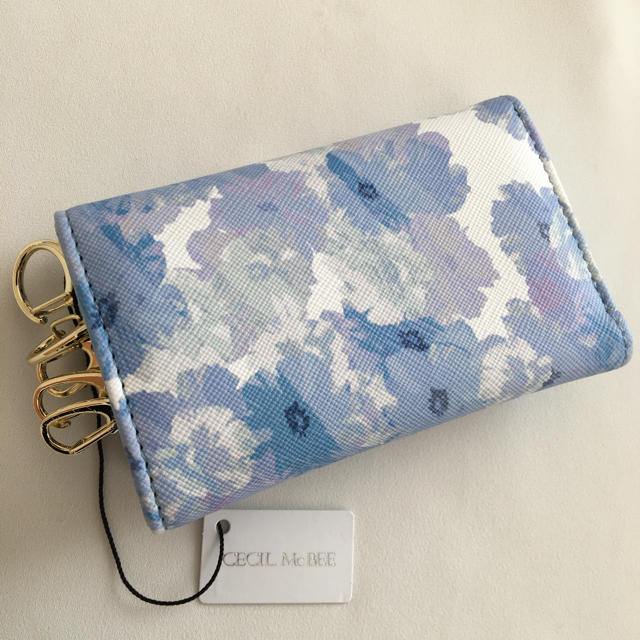 CECIL McBEE(セシルマクビー)の新品 セシルマクビー 花柄 キーケース ブルー レディースのファッション小物(キーケース)の商品写真