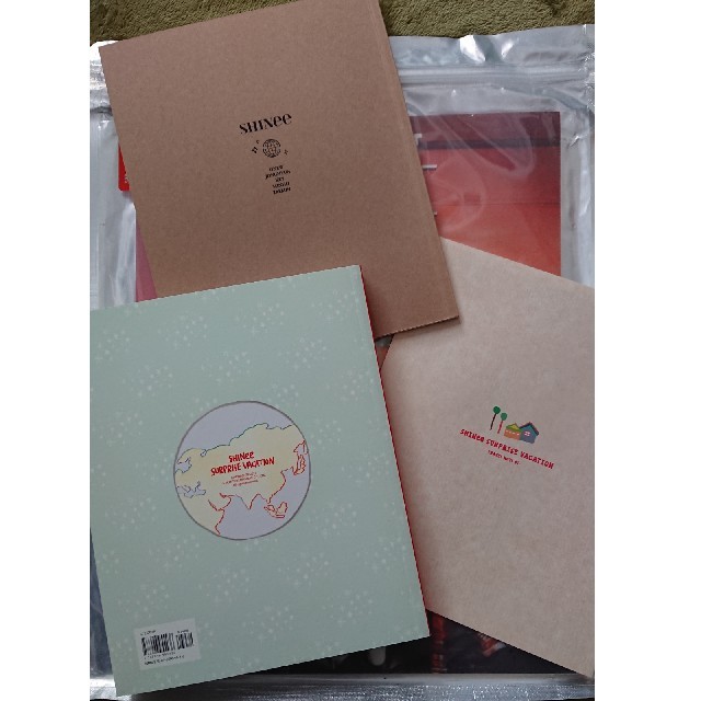 SHINee(シャイニー)のSHINee　SURPRISE　VACATION　写真集 エンタメ/ホビーのCD(K-POP/アジア)の商品写真