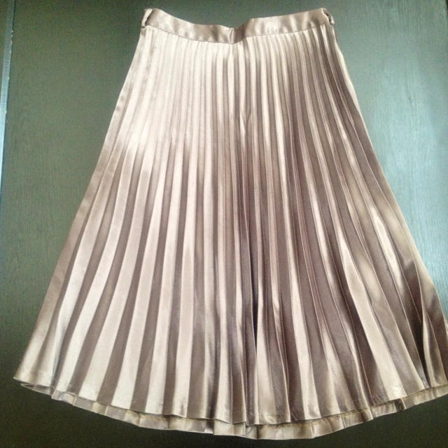 ゴールドベージュサテンプリーツスカート レディースのスカート(ひざ丈スカート)の商品写真