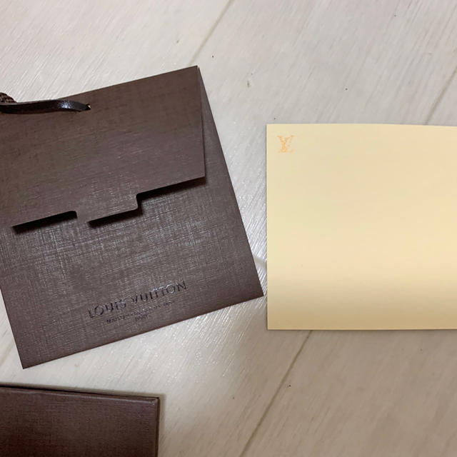 LOUIS VUITTON(ルイヴィトン)のLOUIS VUITTON  ショップ袋　箱　クロス　メッセージカード　付属品 レディースのバッグ(ショップ袋)の商品写真