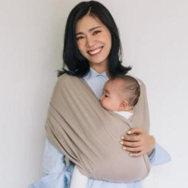 Ergobaby(エルゴベビー)のkonny 抱っこ紐 ベージュ キッズ/ベビー/マタニティの外出/移動用品(スリング)の商品写真