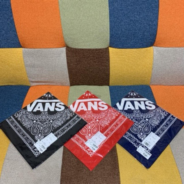 VANS(ヴァンズ)のvans バンズ ペイズリー柄 バンダナ 新品未使用品 3枚セット 赤 紺 黒 レディースのファッション小物(バンダナ/スカーフ)の商品写真