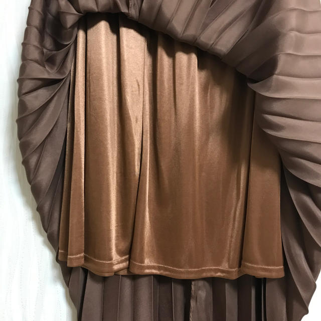 LOWRYS FARM(ローリーズファーム)のサテンプリーツスカート ブラウン レディースのスカート(ロングスカート)の商品写真