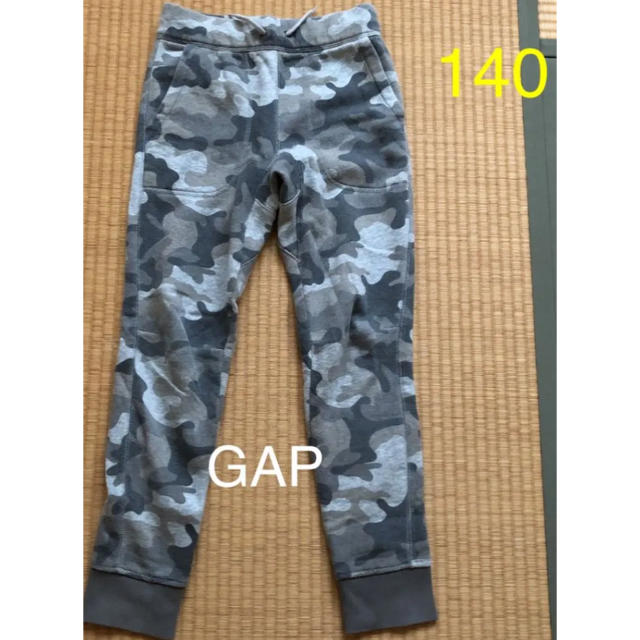 GAP Kids(ギャップキッズ)のGAP 迷彩柄　裏起毛パンツ　Lサイズ（140） キッズ/ベビー/マタニティのキッズ服男の子用(90cm~)(パンツ/スパッツ)の商品写真