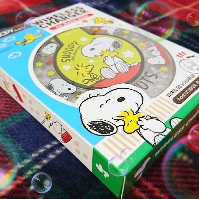 SNOOPY(スヌーピー)の【新品未開封】スヌーピーの"ワイヤレス・スマホチャージャー" (黄) スマホ/家電/カメラのスマートフォン/携帯電話(バッテリー/充電器)の商品写真