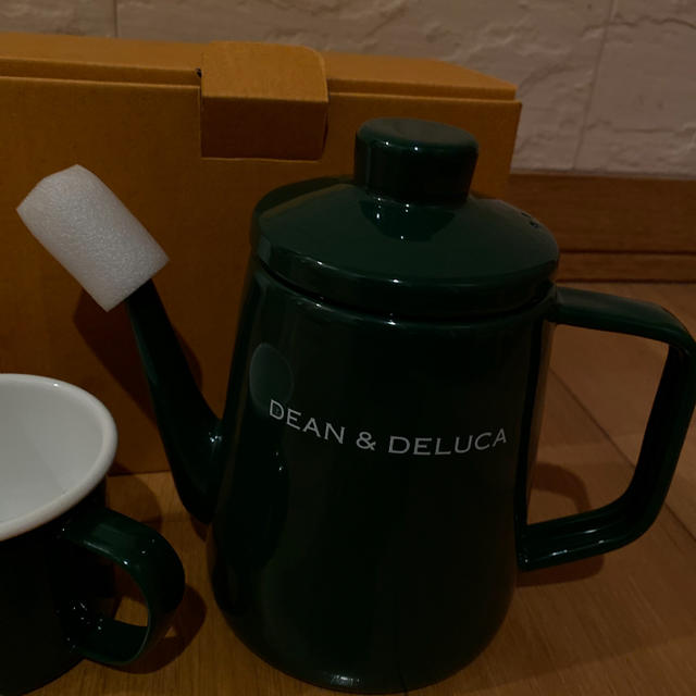 DEAN & DELUCA(ディーンアンドデルーカ)のyossy様専用☆DEAN &DELUCA☆未使用☆ホーローケトル&コップ☆ インテリア/住まい/日用品のキッチン/食器(その他)の商品写真