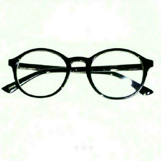 新品 送料込み 丸眼鏡 デザイン 伊達メガネ ブラック 黒縁  UVレンズ 付き メンズのファッション小物(サングラス/メガネ)の商品写真