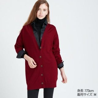 ユニクロ(UNIQLO)の【新品 未使用】ユニクロ Vネックカーディガン レッド Mサイズ(カーディガン)