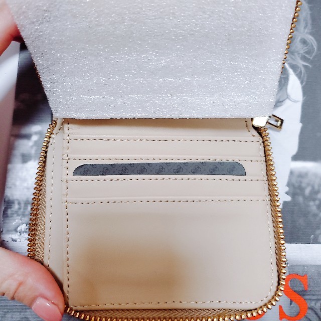 GUESS(ゲス)の【大人気】GUESS ゲス 小銭入れ付き 折り財布 ミニ財布 ベージュ系 レディースのファッション小物(財布)の商品写真