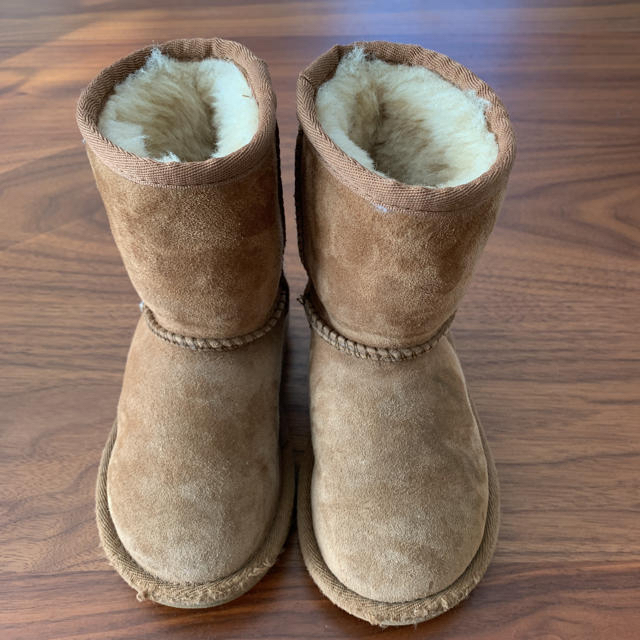 UGG(アグ)のUGG 15センチ定番　キッズ　ムートンブーツ キッズ/ベビー/マタニティのキッズ靴/シューズ(15cm~)(ブーツ)の商品写真