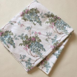 ローラアシュレイ(LAURA ASHLEY)のウェステリア柄　バスタオル(タオル/バス用品)