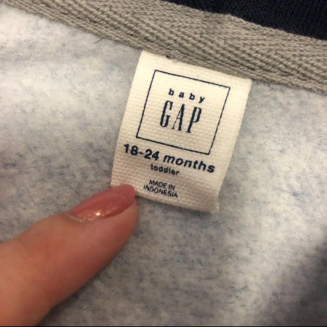 GAP(ギャップ)のGAP キッズ パーカー 90cm キッズ/ベビー/マタニティのキッズ服男の子用(90cm~)(ジャケット/上着)の商品写真