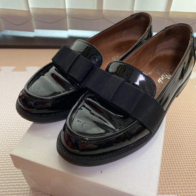 DIEGO BELLINI(ディエゴベリーニ)のディエゴベリーニ ローファー パンプス リボン エナメル 黒 レディースの靴/シューズ(ローファー/革靴)の商品写真