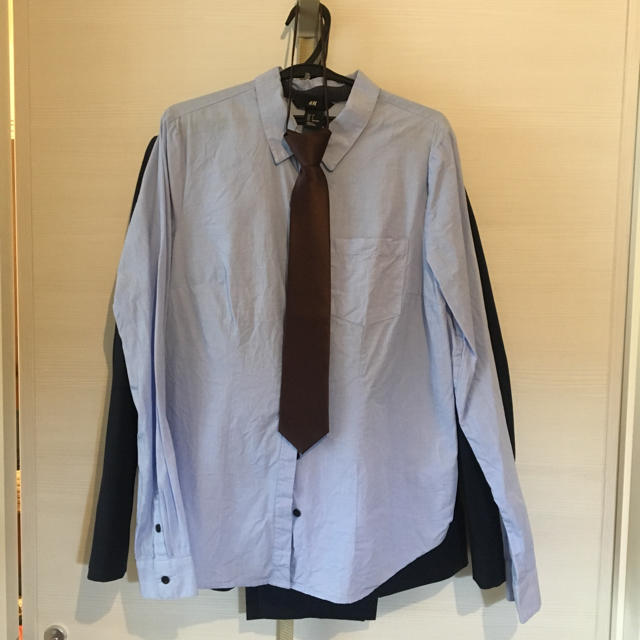 H&M(エイチアンドエム)の《美品・クリーニング済》H&M  上下スーツ シャツ ネクタイ付 150 160 キッズ/ベビー/マタニティのキッズ服男の子用(90cm~)(ドレス/フォーマル)の商品写真