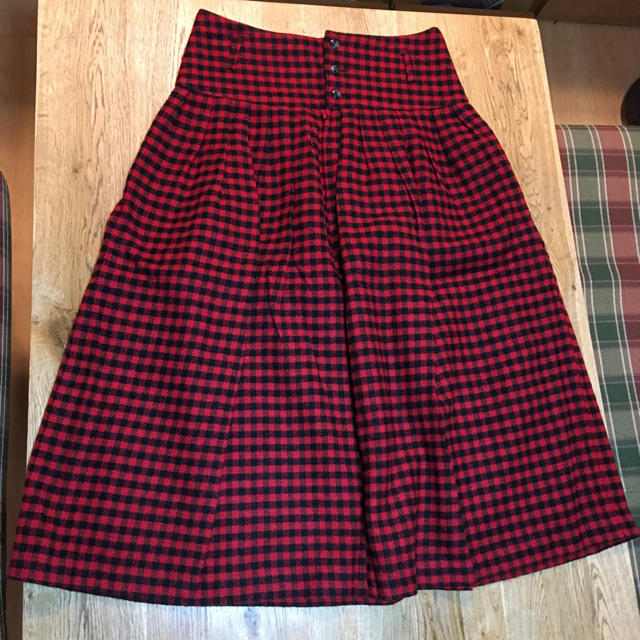 INTERPLANET(インタープラネット)の古着　レトロ赤チェックスカート レディースのスカート(ひざ丈スカート)の商品写真
