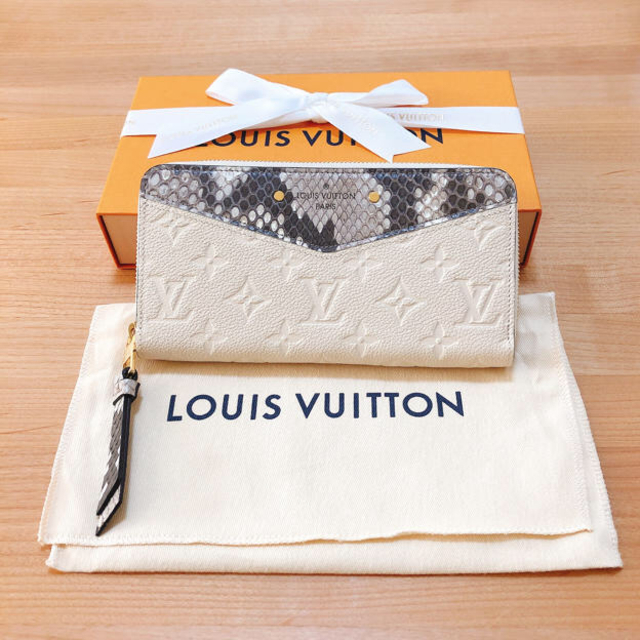 LOUIS VUITTON(ルイヴィトン)の新品　ルイヴィトン　ジッピー　パイソン　長財布　2019年秋冬　限定品 レディースのファッション小物(財布)の商品写真