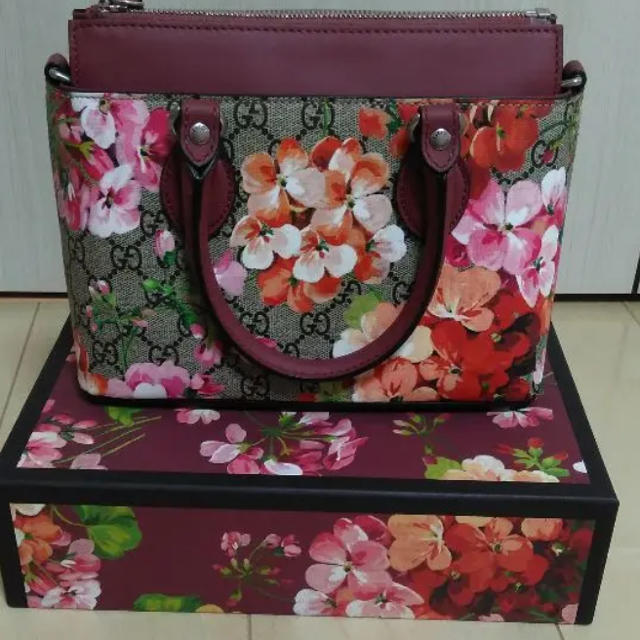 Gucci(グッチ)のGUCCI　グッチ GGスプリーム ブルームス 花柄 。最安値 メンズのバッグ(ショルダーバッグ)の商品写真