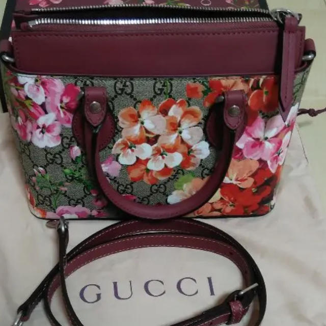 Gucci(グッチ)のGUCCI　グッチ GGスプリーム ブルームス 花柄 。最安値 メンズのバッグ(ショルダーバッグ)の商品写真