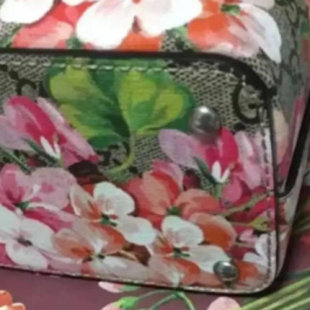 Gucci(グッチ)のGUCCI　グッチ GGスプリーム ブルームス 花柄 。最安値 メンズのバッグ(ショルダーバッグ)の商品写真