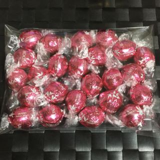 リンツ(Lindt)のゆっこさま専用LINDT LINDOR リンツ リンドール ストロベリー70個(菓子/デザート)