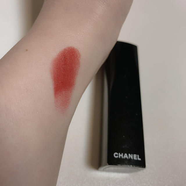 CHANEL(シャネル)のCHANEL ROUGE ALLURE VELVET 58 ROUGE VIE コスメ/美容のベースメイク/化粧品(口紅)の商品写真