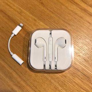 アイフォーン(iPhone)の【Apple正規品】【未使用】Appleイヤホン（変換アダプタ付き）(ヘッドフォン/イヤフォン)