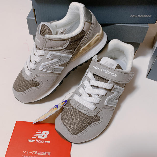 New Balance(ニューバランス)の新品 ニューバランス スニーカー 996 17.0 グレー キッズ キッズ/ベビー/マタニティのキッズ靴/シューズ(15cm~)(スニーカー)の商品写真