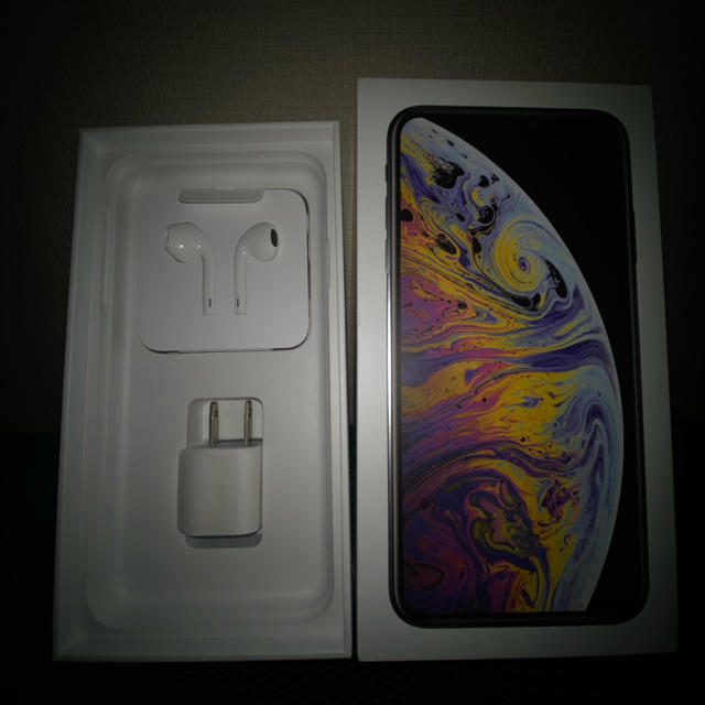 Apple(アップル)のiPhone XS MAX Silver 512GB au スマホ/家電/カメラのスマートフォン/携帯電話(スマートフォン本体)の商品写真