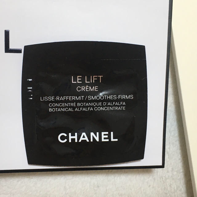 CHANEL(シャネル)の未使用！シャネル4点セット(ポーチ、ミニブック、コスメサンプル、ショップバッグ) レディースのファッション小物(ポーチ)の商品写真