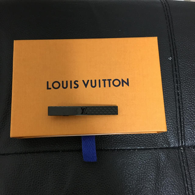 LOUIS VUITTON(ルイヴィトン)の12月15日まで ルイヴィトン 新品シャンゼリゼ ネクタイピン 黒色 メンズのファッション小物(ネクタイピン)の商品写真