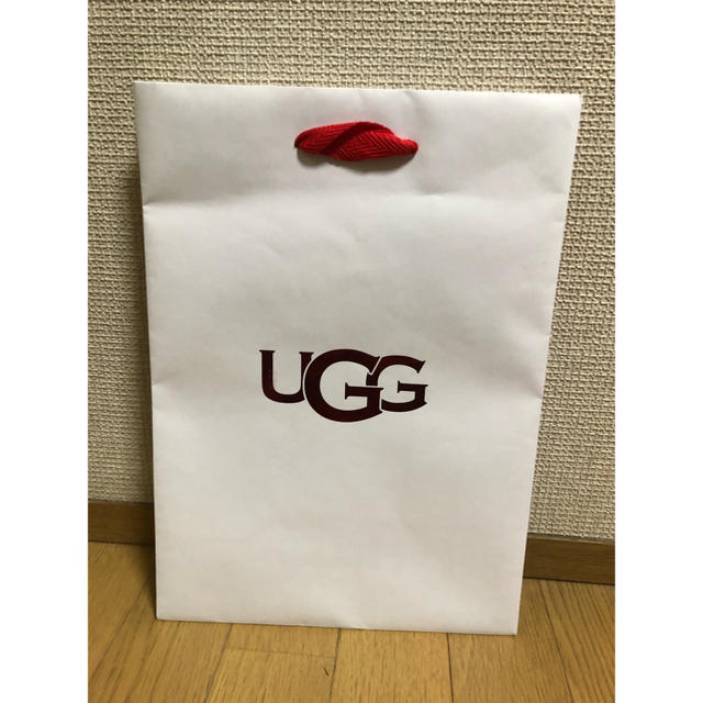 UGG(アグ)の【値下げしました】UGG ショップ袋　紙袋　新品未使用　美品 レディースのバッグ(ショップ袋)の商品写真