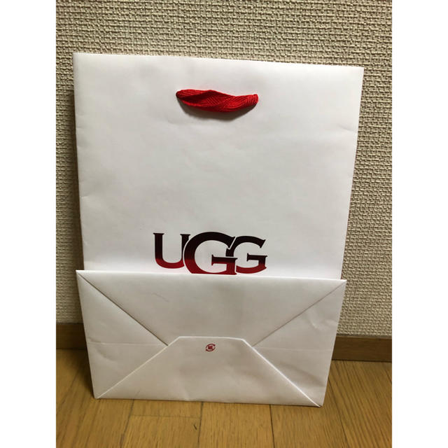 UGG(アグ)の【値下げしました】UGG ショップ袋　紙袋　新品未使用　美品 レディースのバッグ(ショップ袋)の商品写真